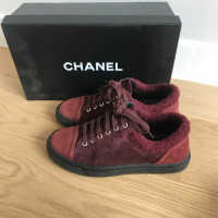 Chanel Sneakers aus Wildleder in Bordeaux