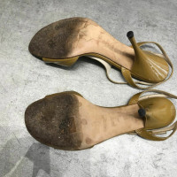 Yves Saint Laurent Sandalen aus Lackleder in Beige