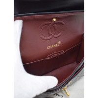 Chanel Classic Flap Bag Small aus Leder in Schwarz