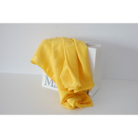 Max Mara Echarpe/Foulard en Soie en Jaune