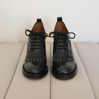 Valentino Garavani Schnürschuhe aus Lackleder in Grau