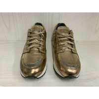 Santoni Sneakers aus Lackleder in Gold