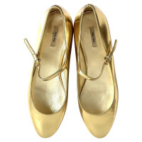 Miu Miu Slipper/Ballerinas aus Leder in Gold