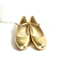 Miu Miu Slipper/Ballerinas aus Leder in Gold