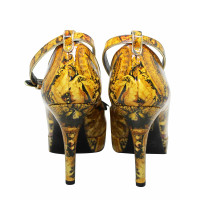 Dolce & Gabbana Sandalen aus Lackleder in Gelb