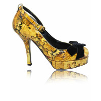 Dolce & Gabbana Sandalen aus Lackleder in Gelb
