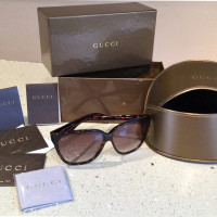 Gucci Des lunettes de soleil