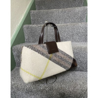 Burberry Shopper aus Wolle in Creme