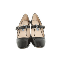 Prada Pumps/Peeptoes aus Lackleder in Schwarz