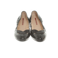 Prada Slippers/Ballerina's Lakleer in Zwart