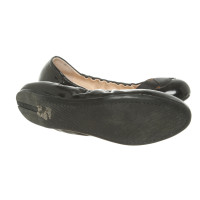 Prada Slippers/Ballerina's Lakleer in Zwart