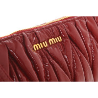 Miu Miu Clutch aus Lackleder in Rot