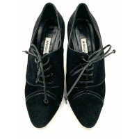Manolo Blahnik Chaussures à lacets en Daim en Noir