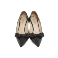 Prada Pumps/Peeptoes Lakleer in Zwart