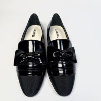 Chanel Slipper/Ballerinas aus Lackleder in Schwarz