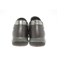 Prada Sneakers aus Leder in Grau