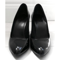 Gucci Pumps/Peeptoes aus Lackleder in Schwarz