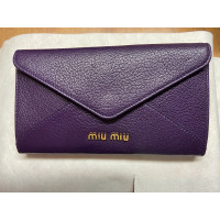 Miu Miu Täschchen/Portemonnaie aus Leder in Violett