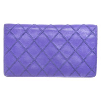 Chanel Täschchen/Portemonnaie aus Leder in Violett