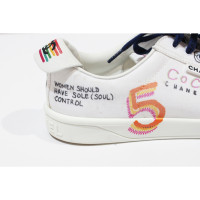 Chanel Sneakers aus Canvas in Weiß