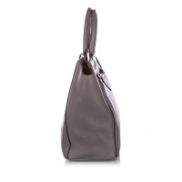 Prada Handtasche aus Leder in Grau