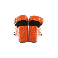 Dries Van Noten Sandalen aus Lackleder in Orange