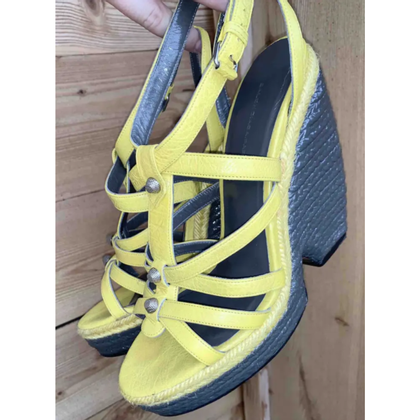 Balenciaga Chaussures compensées en Cuir en Jaune