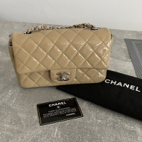 Chanel Classic Flap Bag aus Lackleder in Beige