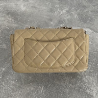 Chanel Classic Flap Bag aus Lackleder in Beige