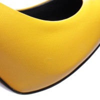 Balenciaga Pumps/Peeptoes aus Leder in Gelb