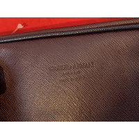 Giorgio Armani Handtasche aus Leder in Bordeaux