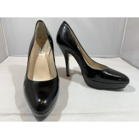 L.K. Bennett Pumps/Peeptoes aus Lackleder in Schwarz