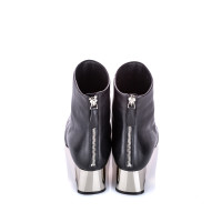 Alexander McQueen Stiefel aus Leder in Schwarz