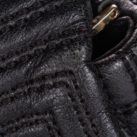Versace Umhängetasche aus Leder in Schwarz
