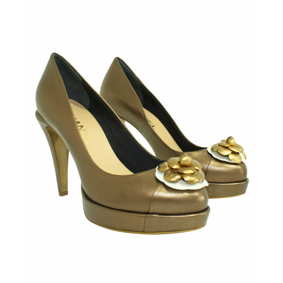 Chanel Sandalen aus Leder in Gold