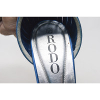 Rodo Pumps/Peeptoes aus Leder in Blau