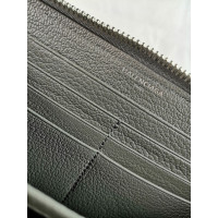 Balenciaga Clutch aus Leder in Grau