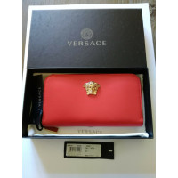 Versace Täschchen/Portemonnaie aus Leder in Rot