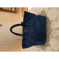 Prada Handtasche aus Leder in Blau