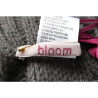 Bloom Scarf/Shawl in Grey