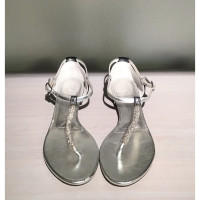 Chanel Sandalen aus Leder in Silbern