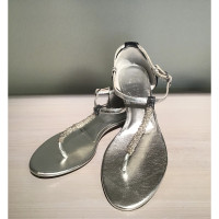 Chanel Sandalen aus Leder in Silbern