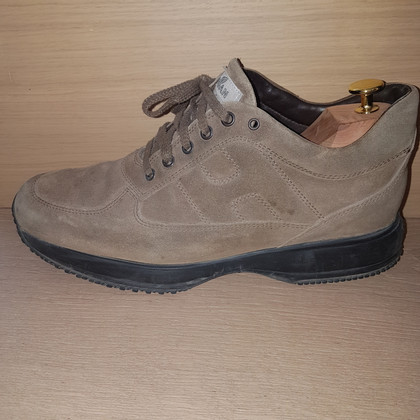 Hogan Sneakers aus Wildleder in Taupe