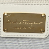 Salvatore Ferragamo Umhängetasche aus Leder in Weiß