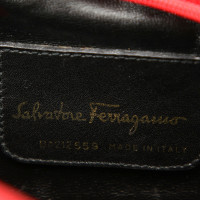 Salvatore Ferragamo Täschchen/Portemonnaie aus Leder in Rot