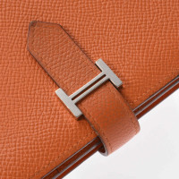 Hermès Täschchen/Portemonnaie aus Leder in Orange