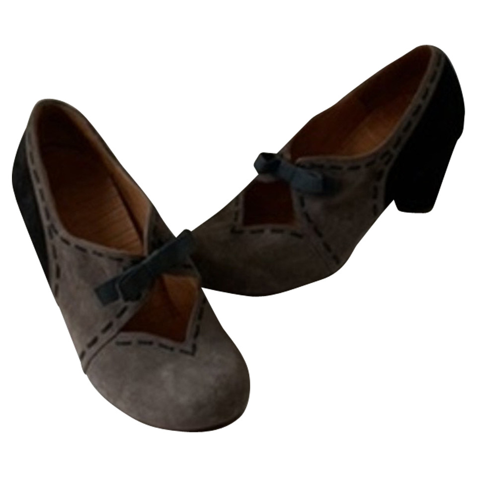 Chie Mihara Pumps/Peeptoes aus Wildleder in Taupe