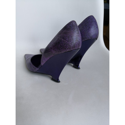 Yves Saint Laurent Pumps/Peeptoes Leather in Violet