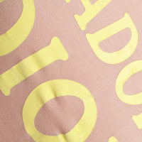 Christian Dior T-shirt rose avec lettrage en jaune