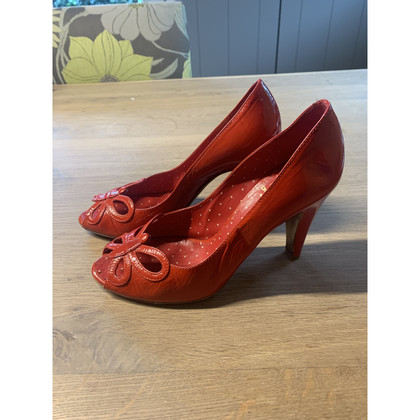 Moschino Cheap And Chic Pumps/Peeptoes aus Lackleder in Rot